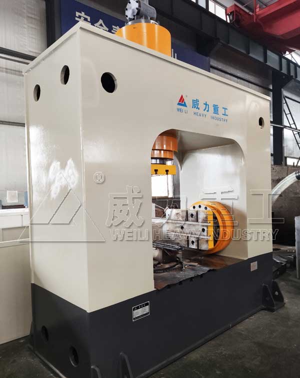 400噸汽車萬(wàn)向節(jié)叉熱擠壓液壓機(jī)