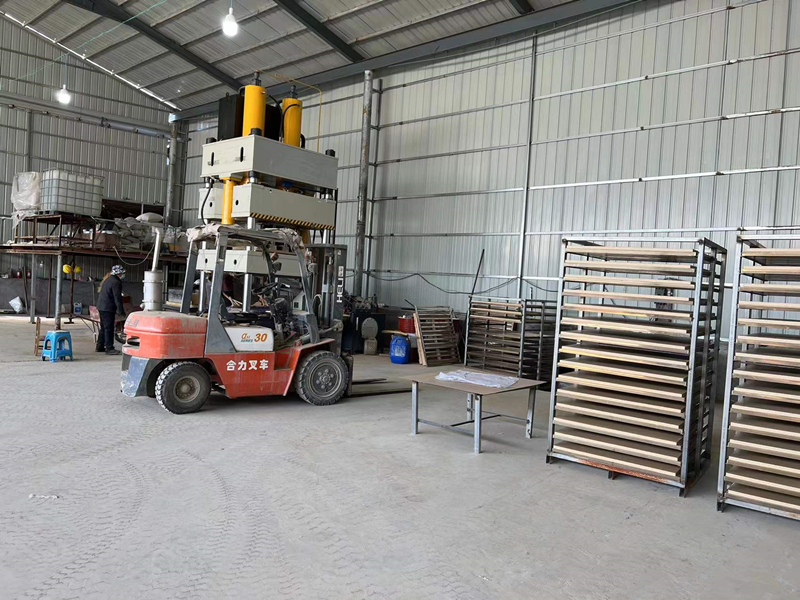 630噸蛭石板液壓機客戶使用現(xiàn)場