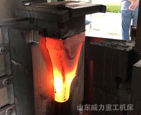 斗齒鍛造加工現(xiàn)場(chǎng)